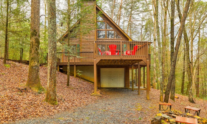 Cashes Valley Cabina | Dog-friendly cabin with game room, fireplace, furnished deck, & washer/dryer
