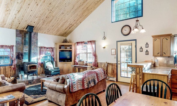South Fork Cabina | ¡NUEVO LISTADO! Cabina amigable para perros con estufa de leña, jacuzzi y fogata junto al río
