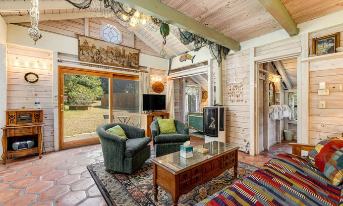 Inglenook Cabina | Cabina amigable para perros w / parque y acceso a la playa; Jacuzzi privado, chimenea y hoguera.