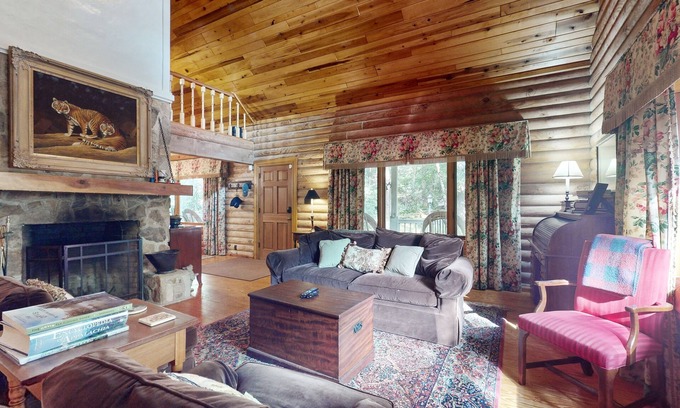 Cashiers Cabina | Dog-friendly cabin with mountain views, wood-burning fireplace, and WiFi