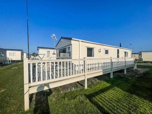Heacham Otro | Dog Friendly Caravan With Large Decking Near Heacham Beach, Ref 21052H