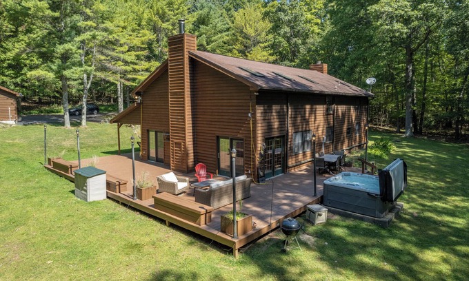 Paradise Point Casa | New! Old Moose Barn: Lake Access, Dogs OK, Hot Tub!