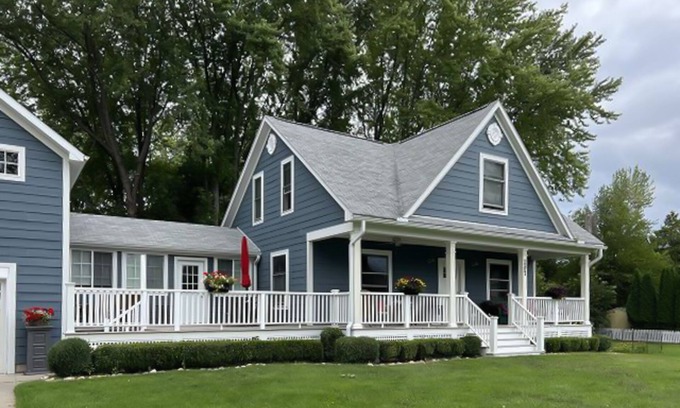 Northport Casa | Dog-friendly charmer near the beach & marina - firepit, breezeway, W/D, & AC