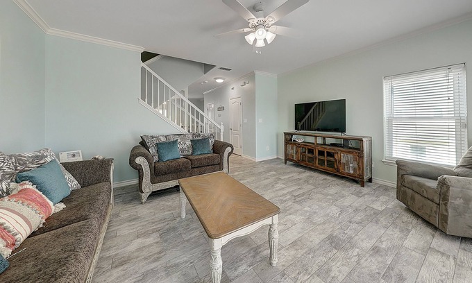 Corpus Christi Casa | Dog-friendly coastal home with shared pool, easy beach access & perfect location