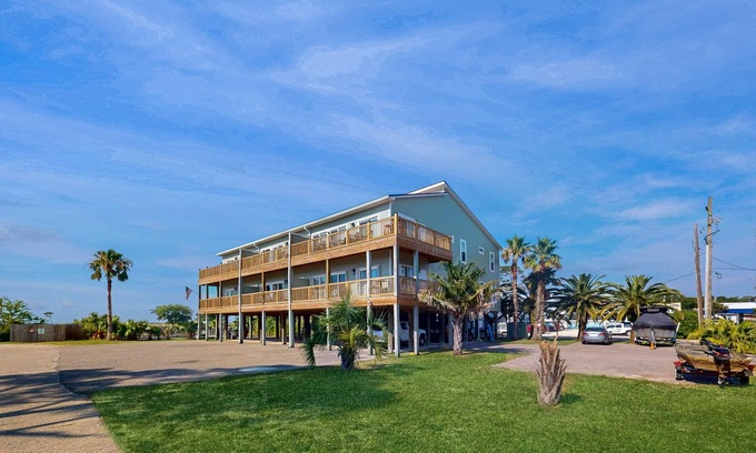 Dauphin Island Condominio | Condominio apto para perros con vistas al pantano y una piscina compartida.