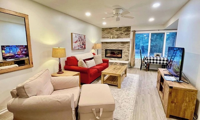 Harbor Springs Condominio | PET Friendly Condo w/POOLS (1 Mile from Ski Hill)
