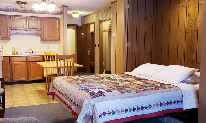 Ironwood Apartamento | DOG FRIENDLY Condo #3 inside the Lodge at North Ironwood Acres Resort - 2BR/2BA & Kitchenette, sleeps 1-8 people with 5 large beds. Be Self Sufficient - Includes Kitchenette.