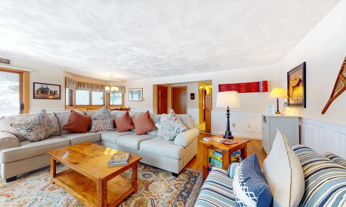 Jackson Condominio | Dog-friendly condo near skiing with amazing Mt.Washington views, fireplace & W/D