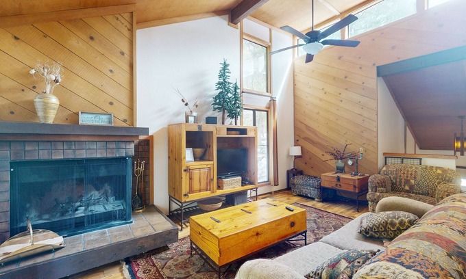 Shaver Lake Condominio | Condominio amigable para perros con chimenea de leña, terraza, piscina compartida y bañera de hidromasaje