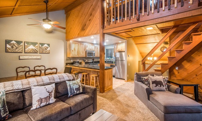 Shaver Lake Condominio | Condominio apto para perros con cocina actualizada, terraza amueblada, piscina compartida y bañera de hidromasaje