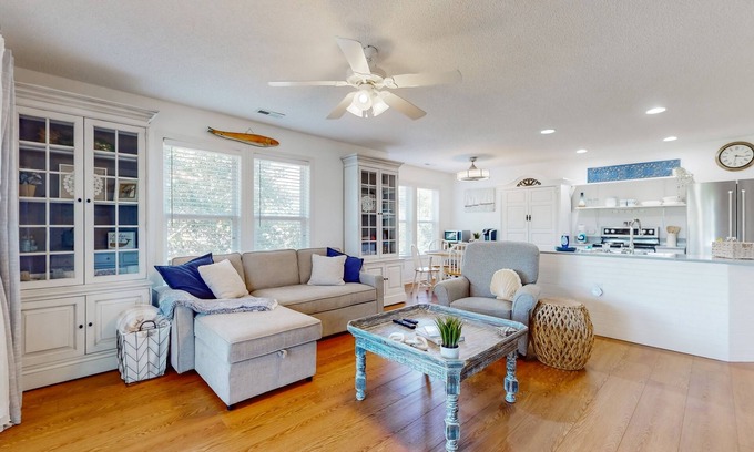 St. James Condominio | Dog-friendly condo w/ pool, tennis court, & coastal charm for a relaxing getaway