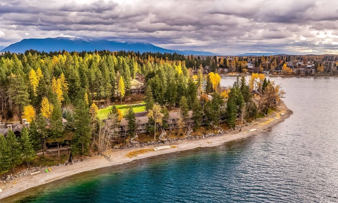 Whitefish Condominio | Dog-friendly condo with lake views, private balcony, hot tub, & pool
