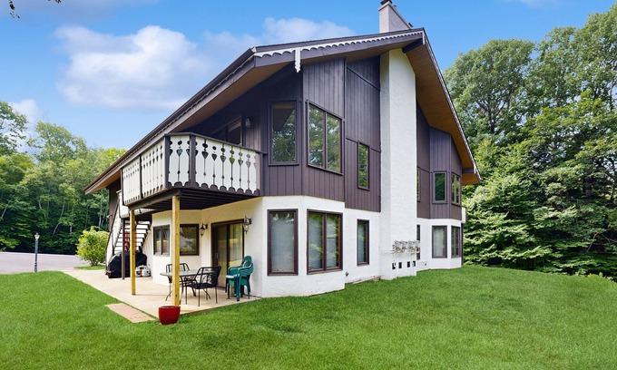 Jackson Condominio | Dog-Friendly Condo with Patio, Wood Stove, Full Kitchen, W/D, & Free WiFi
