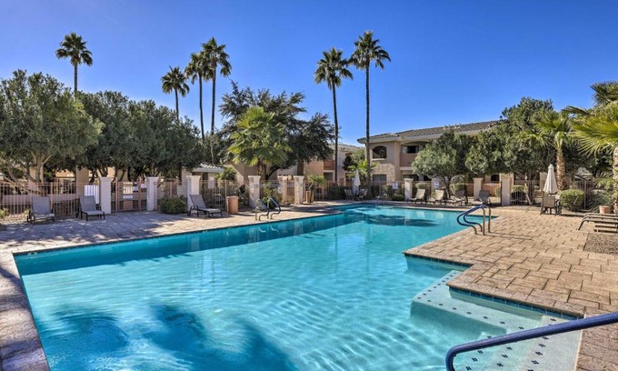 Maryvale Village Apartamento | Dog-Friendly Condo with Pool and Hot Tub in Phoenix
