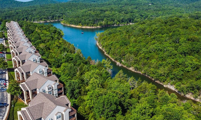Indian Point Condominio | Dog-Friendly Condo with Shared Pool & Hot Tub, Washer/Dryer, and Central AC