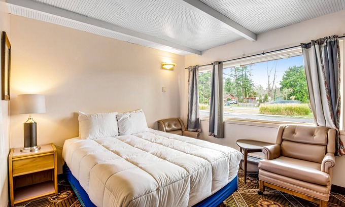 Westport Casa | Dog-friendly corner room with a kitchenette, fast WiFi, & fish cleaning station