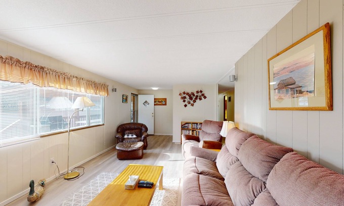 Christina Lake Casa | Cabaña que admite perros con cocina completa, terraza y hoguera - cerca del patio de recreo y la playa
