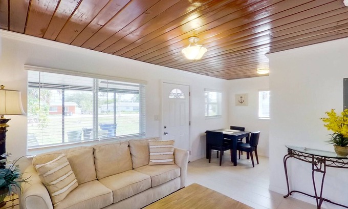 Bonita Springs Cabina | Dog friendly cottage with big yard, streaming, washer/dryer, enclosed patio, AC