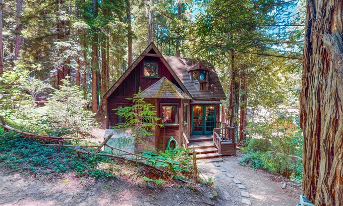 Cazadero Cabina | Dog-friendly cottage in the redwoods with private hot tub & amazing deck