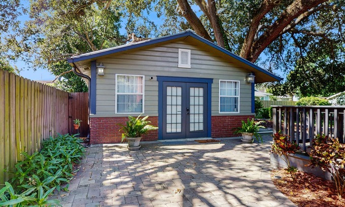 South Seminole Heights Cabaña | Dog-friendly cottage near downtown Tampa & attractions with central AC & W/D