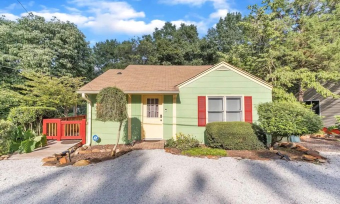 Toccoa Cabaña | Dog Friendly Cozy Cottage Stay + Hot Tub & Hammock