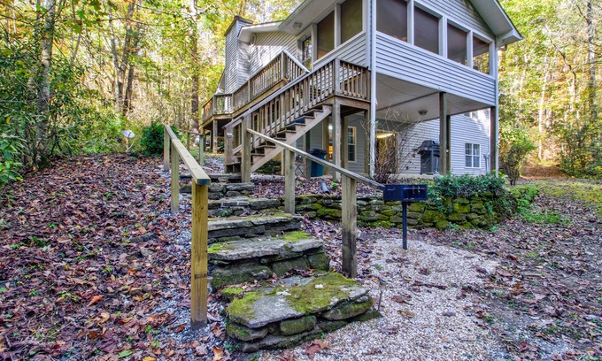 Clarkesville Cabina | Cabaña Creekfront en 2. 5 hectáreas arboladas, cerca de parques estatales y tierras forestales nacionales.