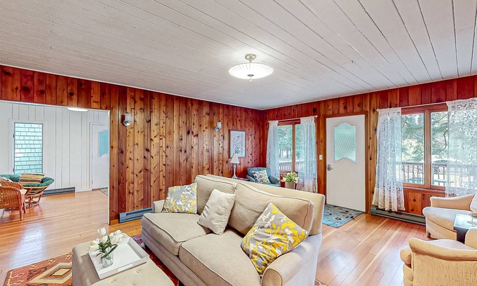 Empire Cabaña | Dog-friendly downtown Glen Arbor home with deck, gas grill, and washer/dryer
