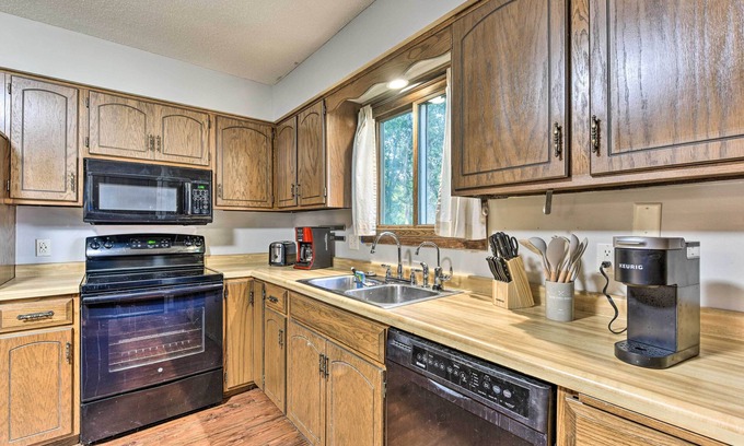 Eden Prairie Condominio | Dog-Friendly Eden Prairie Escape: Near Beach!
