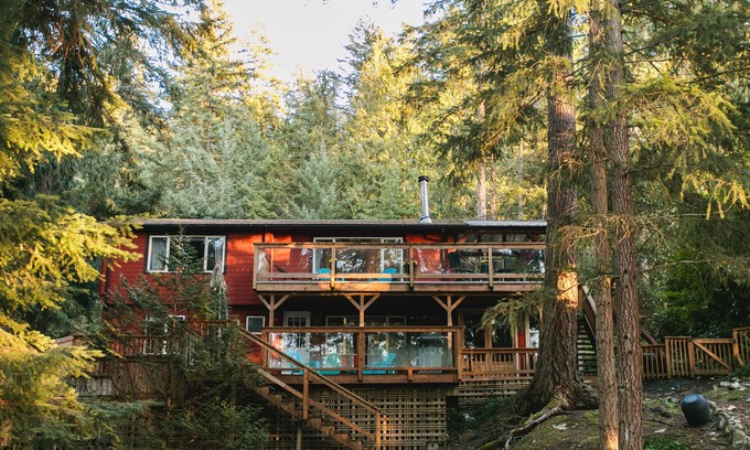 Bowen Island Casa | Dog-Friendly Family Getaway on Bowen