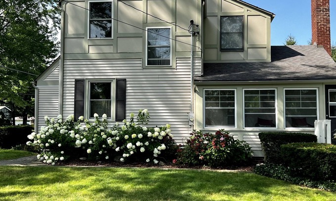 Fennville Otro | Dog-friendly farmhouse close to Virtue Cider, wineries & u-pick orchards!