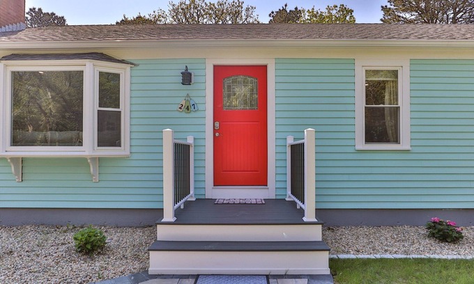 South Chatham Casa | 🐶 Dog Friendly Fenced in Yard! 3/2 🏠 1.1 mi to 🏝 WIFI - perfect fall rental!