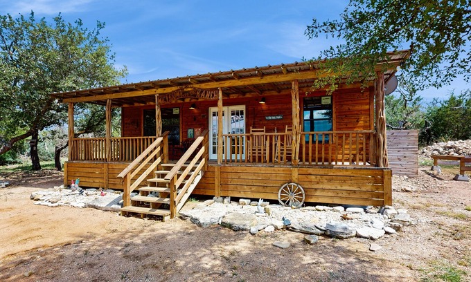 Fredericksburg Cabina | Dog-friendly gem on 11 acres w/valley views, deck, gas grill, fireplace, hot tub