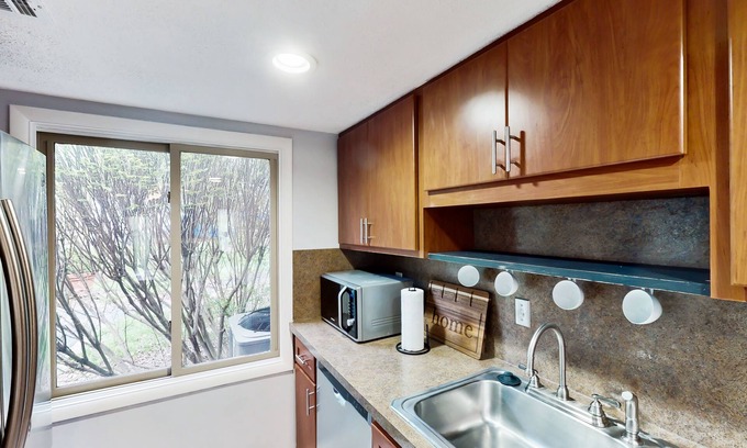 Avoca Casa | Dog-friendly golf-view townhouse pool, fireplace, golf on-site, pickleball, gym
