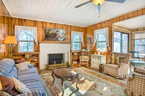 Hendersonville Casa | Dog-Friendly Hendersonville Cabin Deck and Views