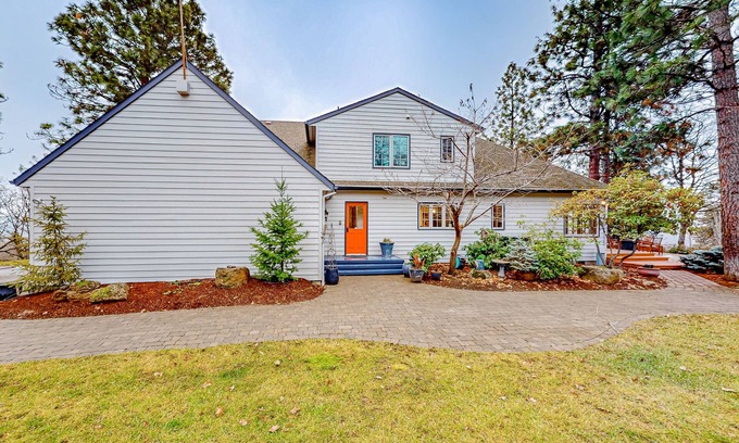 The Dalles Casa | Dog-friendly hilltop estate with fireplace & incredible Columbia River view