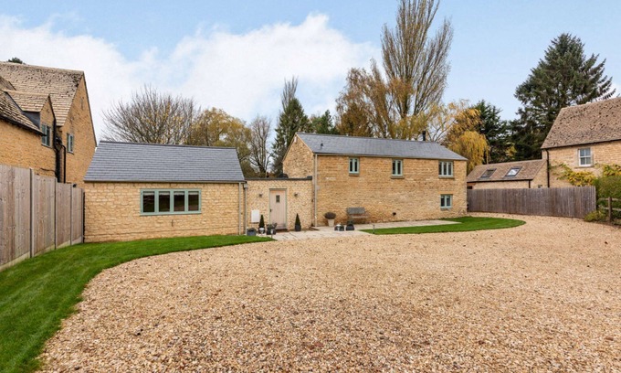 Rendcomb Cabaña | Dog friendly holiday cottage with garden in the Cotswolds - Honeystone Cottage