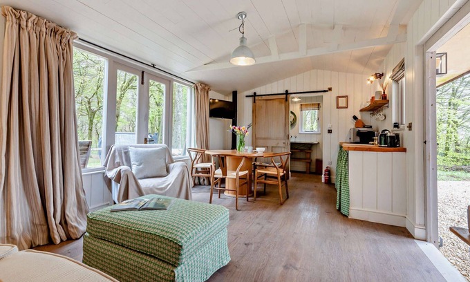 Brimpsfield Cabaña | Dog friendly holiday home with a hot tub and woodland views - Keepers Stable