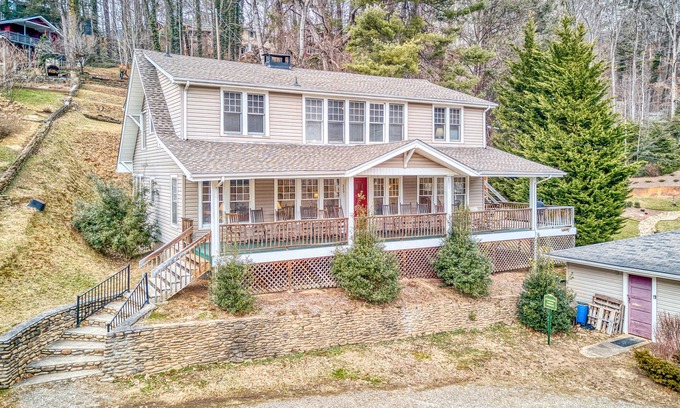 Lake Junaluska Cabina | Dog-friendly home with updated kitchen, central AC, washer/dryer & large porch
