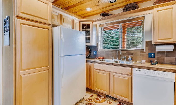 Pagosa Highlands Casa | Hogar amigable para perros entre los árboles con chimenea, patio y terraza grande