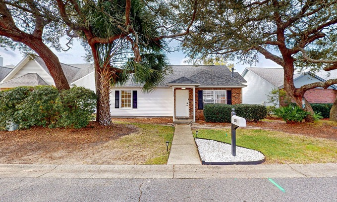 Niceville Casa | Dog-friendly home near Destin, golf, & sports courts with fireplace, grill, W/D