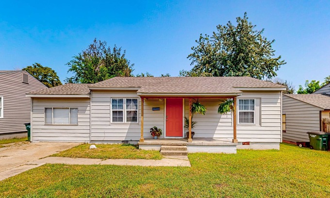 Del City Casa | Dog-friendly home near Tinker AFB with fenced yard & updated interior