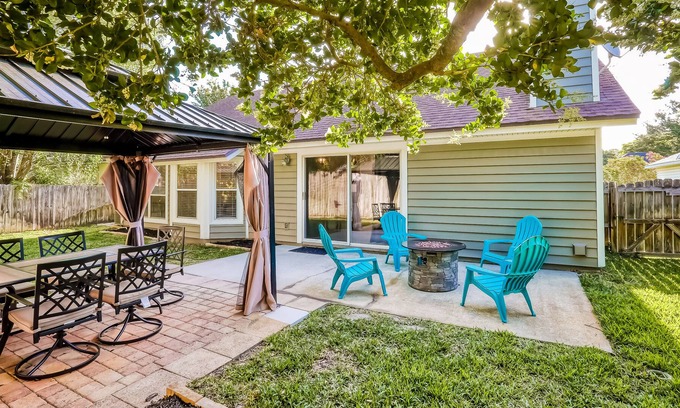 Golden Glades - The Woods Casa | Dog-friendly home with fast WiFi, central AC, community pool - snowbirds welcome