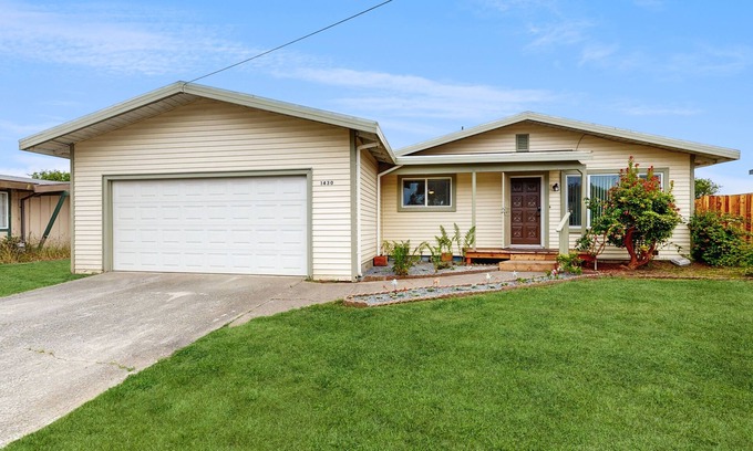 McKinleyville Casa | Dog friendly home w/gas grill, large backyard, horseshoe pit - close to beaches