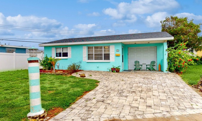 Seaside Homes Casa | Dog-friendly home with enclosed yard, patio, W/D, & central AC - walk to beach