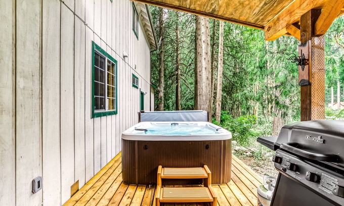 Zigzag Casa | Dog-friendly home near Mt Hood with free WiFi, hot tub, & back patio