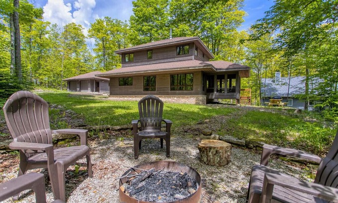 Jacksonport Cabaña | Dog Friendly home near Cave Point County Park!
