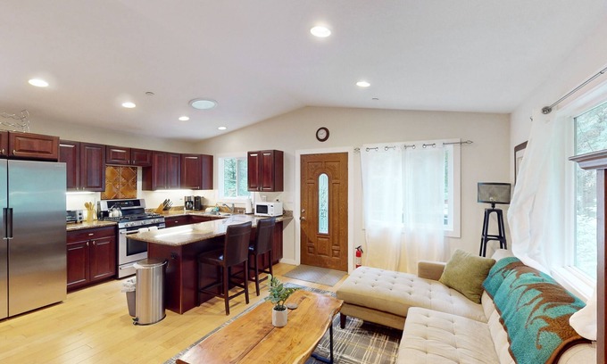 Villa Grande Casa | Dog-friendly home with a deck, hot tub, washer/dryer - golf nearby