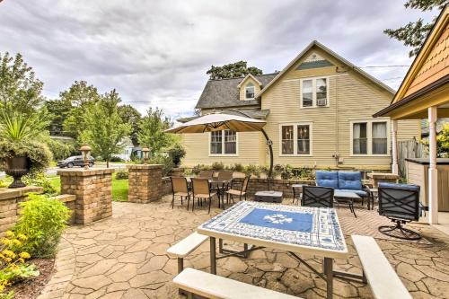 Sturgeon Bay Casa | Dog-Friendly Home with Balcony and Yard in Surgeon Bay