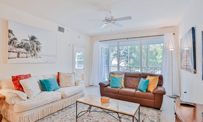 Vanderbilt Beach Condominio | Dog-friendly home with pool access, private W/D, and central AC
