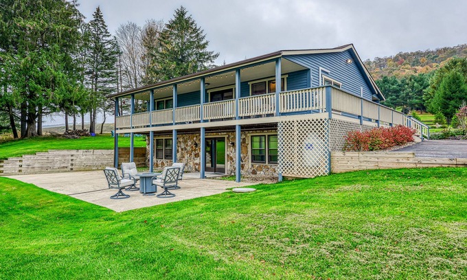 McHenry Cabina | Dog-friendly home with private pond, wraparound porch & fireplaces